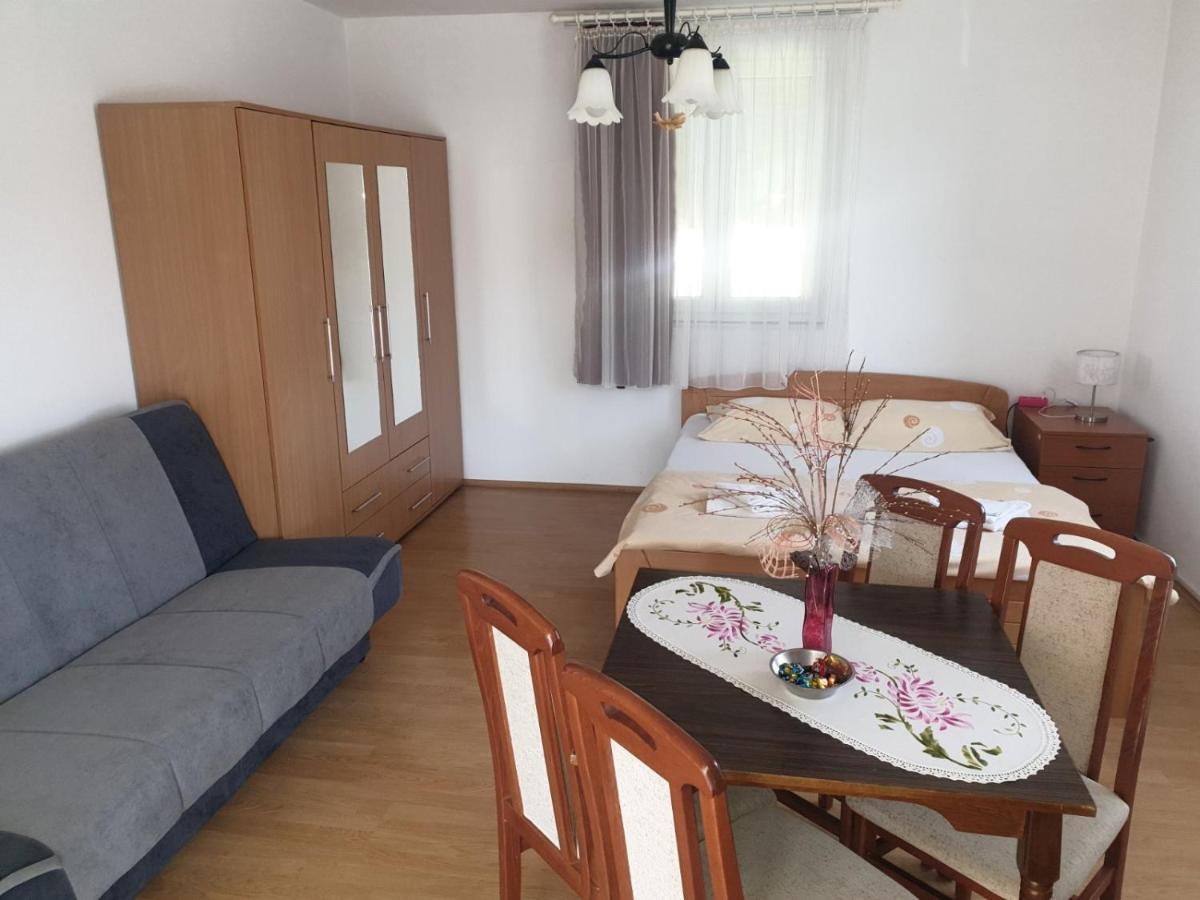 Apartmani Apolon Vrdnik Buitenkant foto