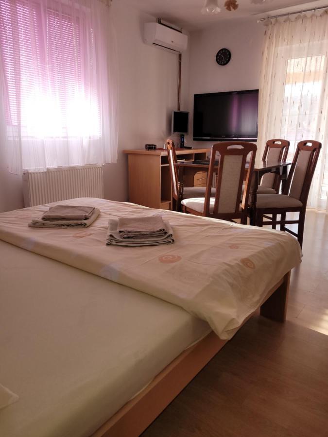 Apartmani Apolon Vrdnik Buitenkant foto